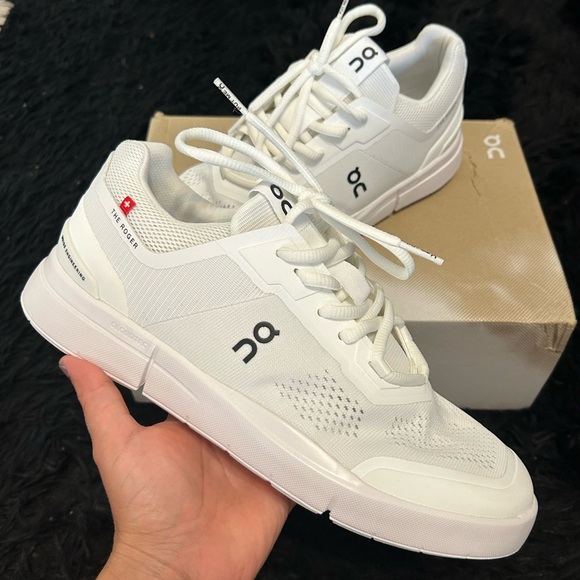 On Running Shoes - ON CLOUD the Roger white tennis lace up shoes sneakers women’s 8.5 new